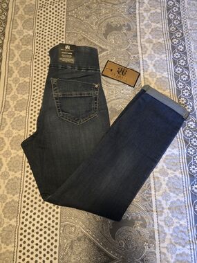 Rock & Republic Dark Indigo Fever Capri Mid Rise Denim RX Size 10